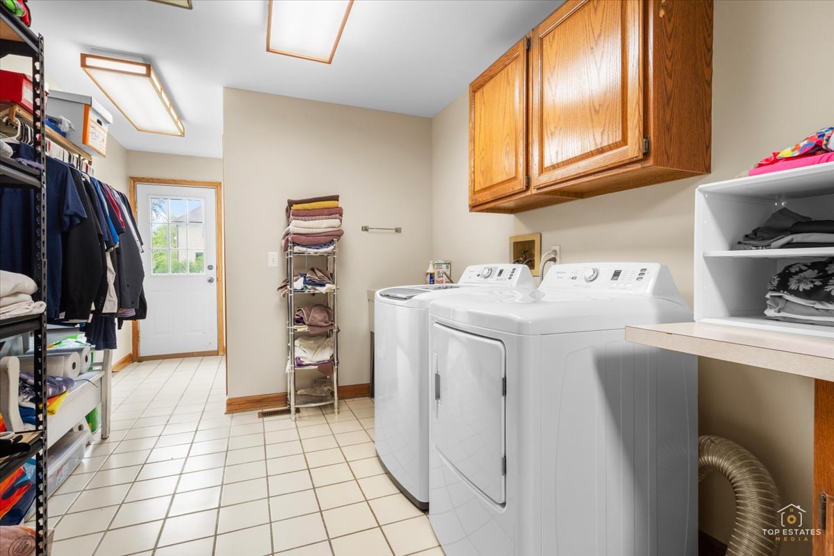 601 Ridgelawn Trail Batavia, IL 60510 - Photo 21 of 57 a utility room with dryer and washer