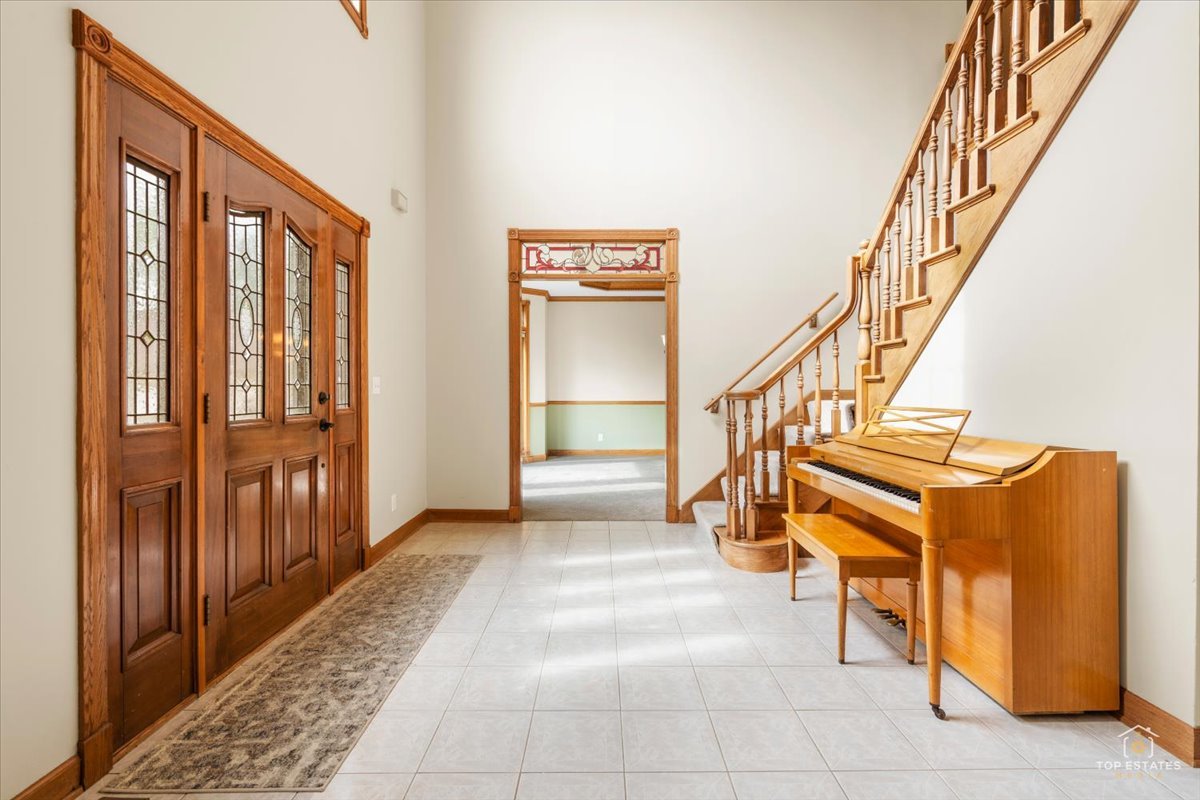 601 Ridgelawn Trail Batavia, IL 60510 - Photo 8 of 57 a view of entryway