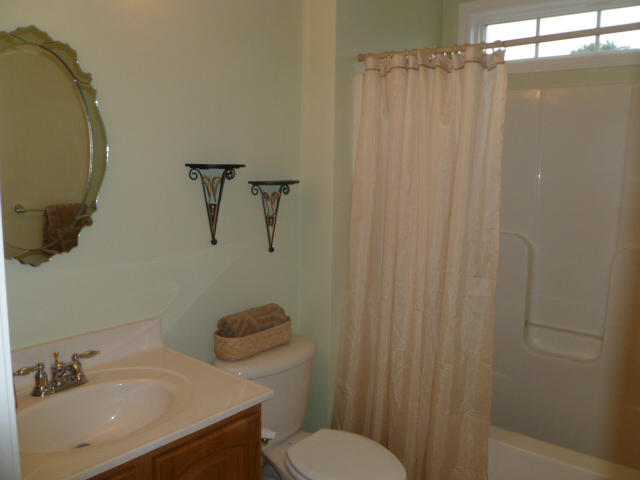 644 Castleridge Road Vinton, VA 24179 - Photo 9 of 21 guest bath