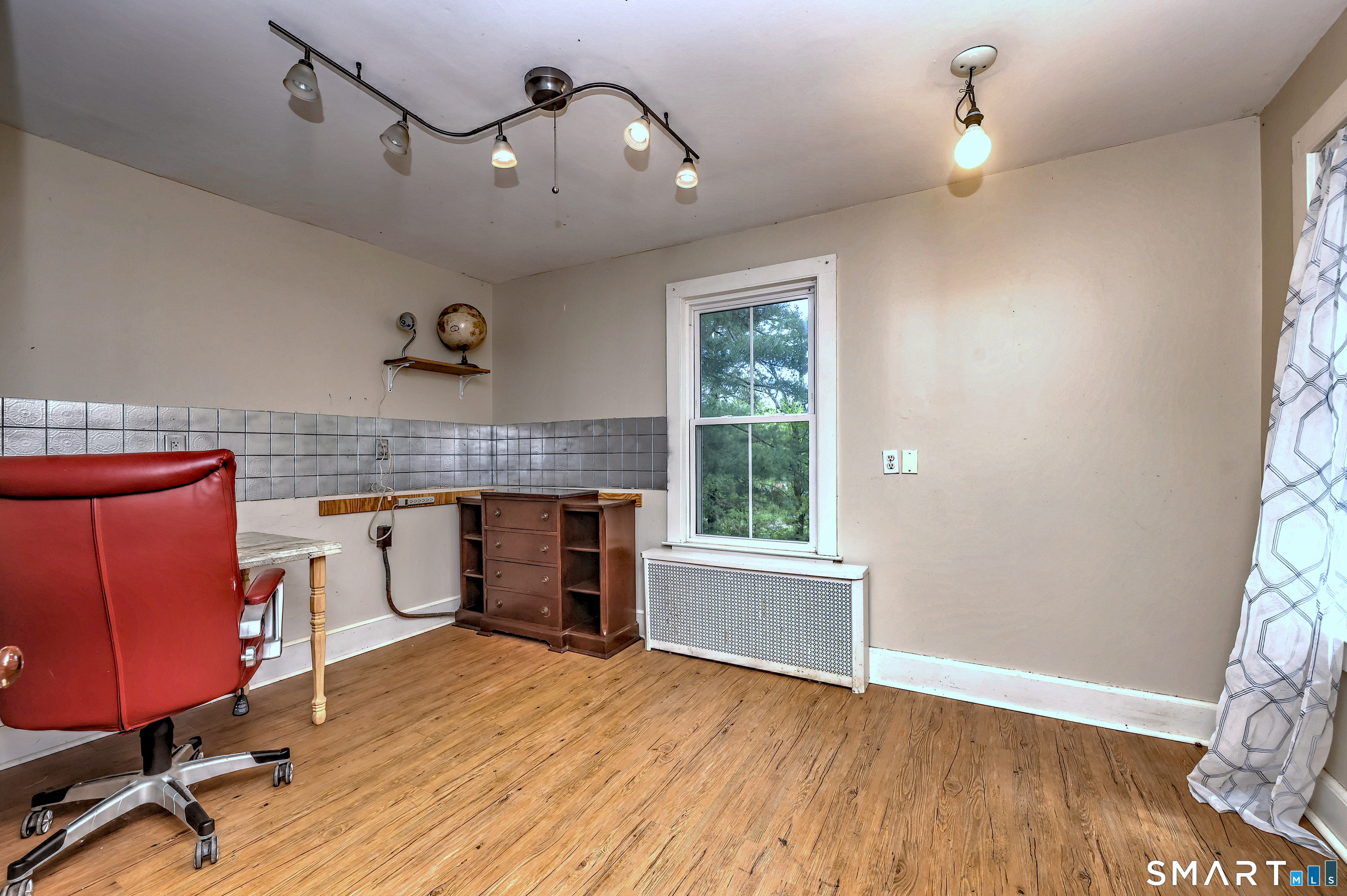 186 Jones Hill Road West Haven, CT 06516 - Photo 25 of 33 a view of a livingroom with furniture and a window