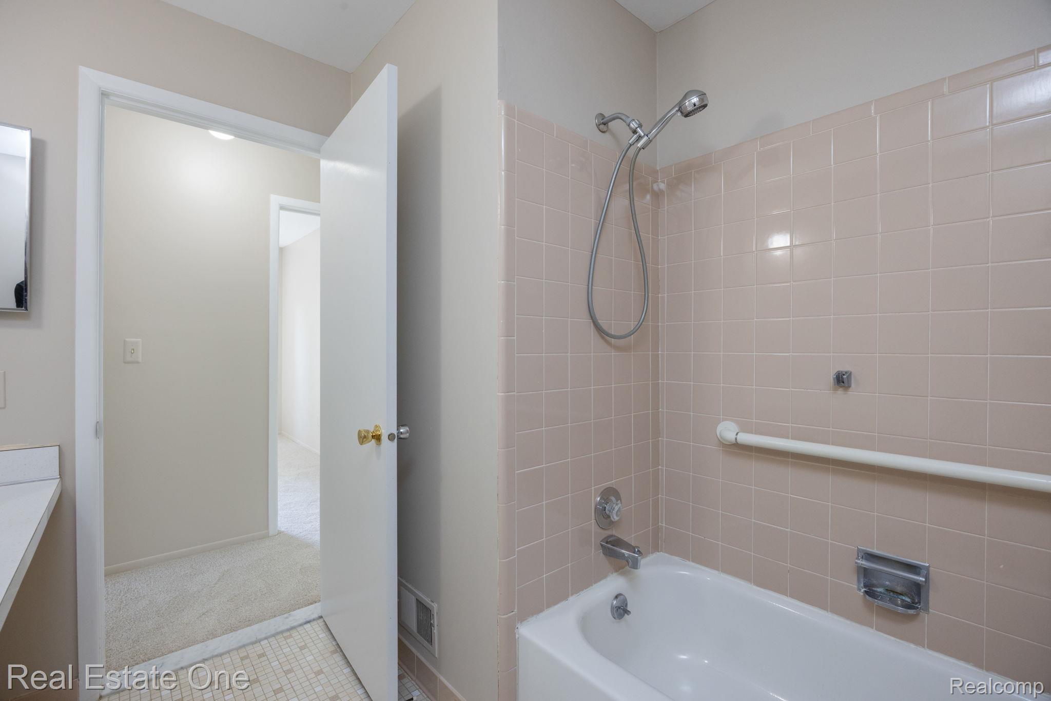 1534 Hidden Valley Lane Rochester, MI 48306 - Photo 13 of 27 22-web-or-mls-1534 Hidden Valley 22.jpg