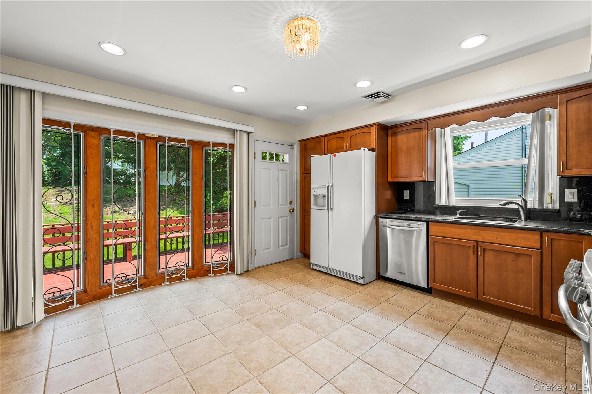 18 Dogwood Road Searingtown, NY 11507 - Photo 8 of 28 Spacious Eat in Kitchen