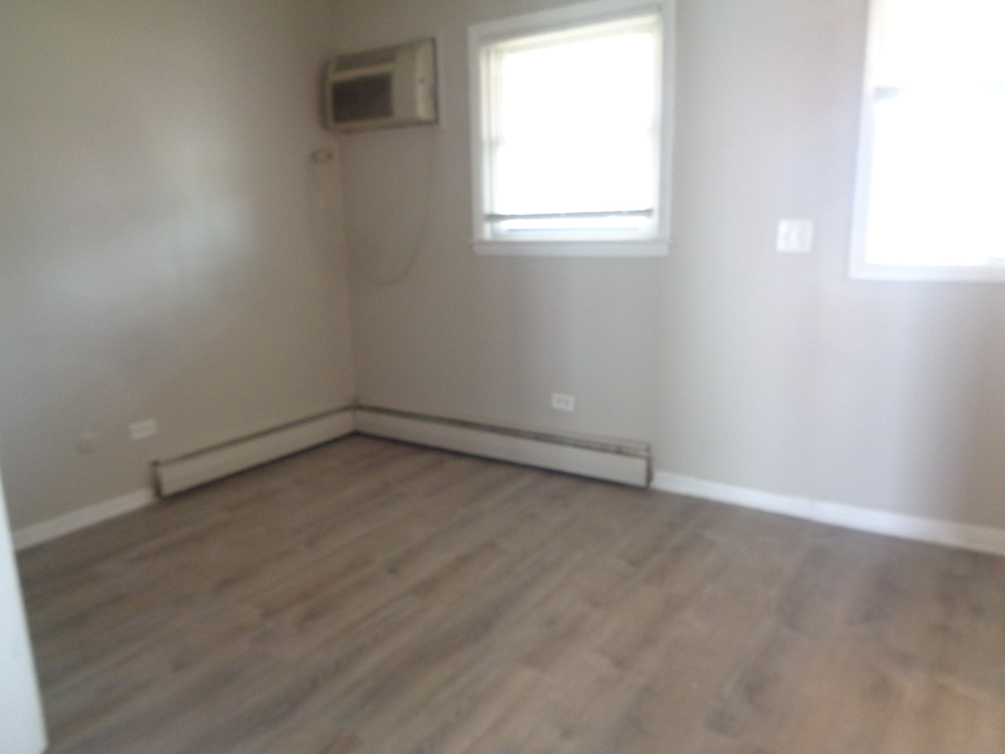 1340 North Main Street, Unit A13 Wheaton, IL 60187 - Photo 5 of 6 an empty room with a window