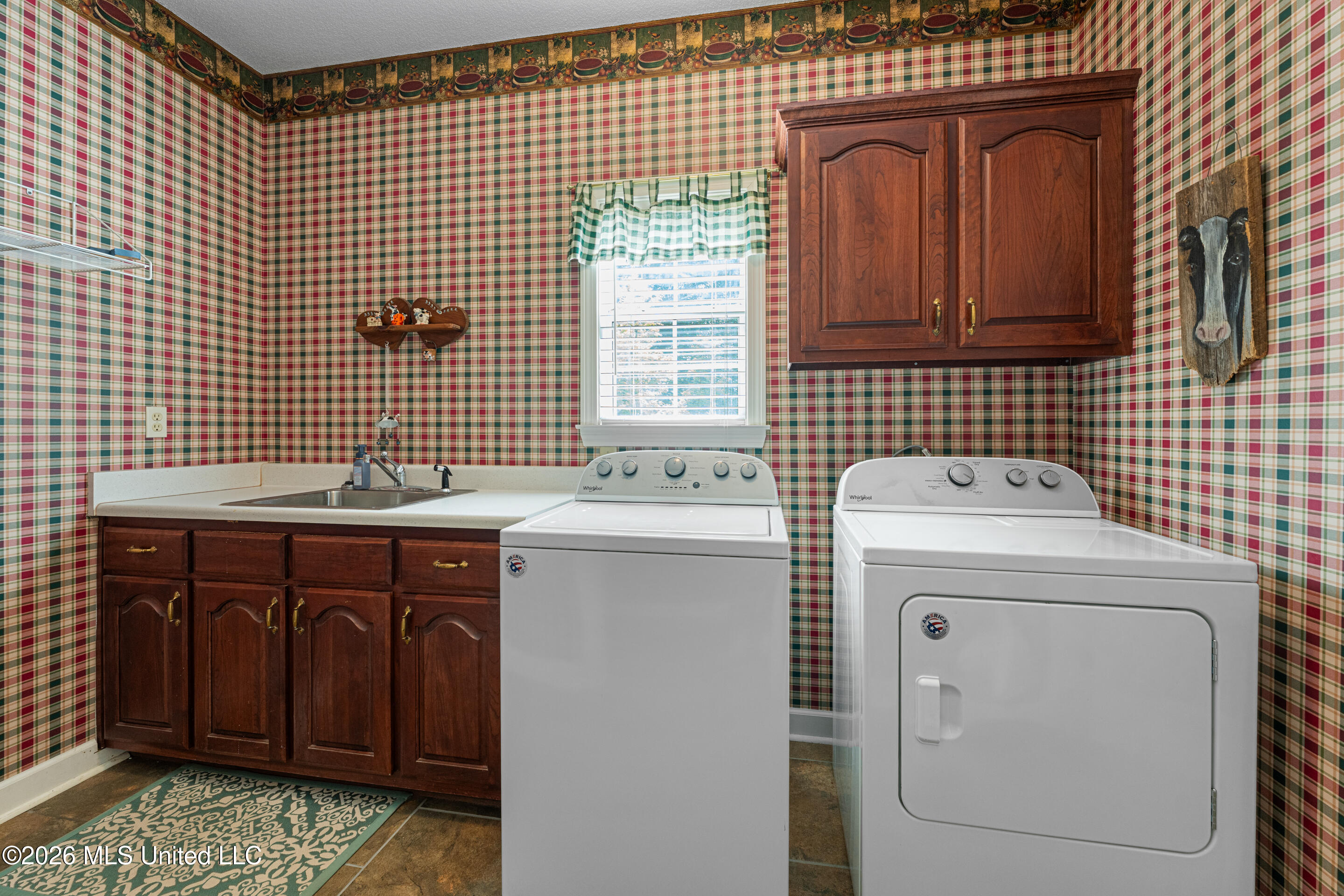 127 West Sweetwater Road Byhalia, MS 38611 - Photo 17 of 25 Laundry with sink and half bath