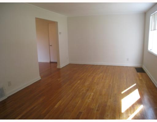 947 Roland Road Pittsburgh, PA 15221 - Photo 4 of 16 Living Room.