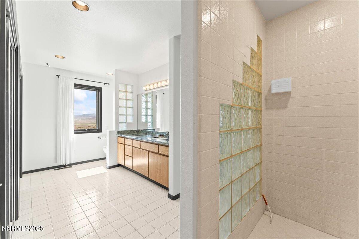 5455 Wild Horse Road Reno, NV 89510 - Photo 21 of 33 a bathroom with a tub shower and sink