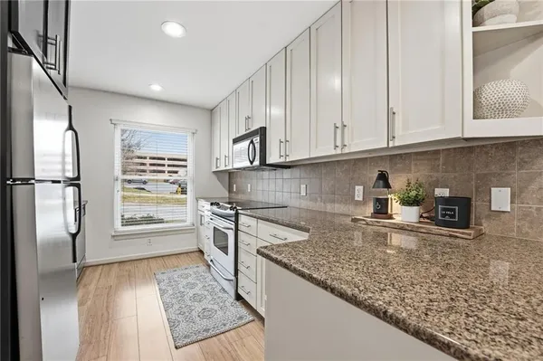 $250,000 | 5004 Baltimore Avenue, Unit 204, Kansas City, MO 64112