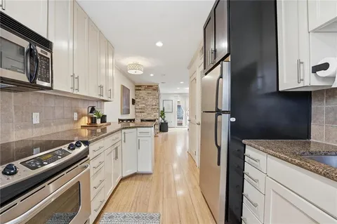 $250,000 | 5004 Baltimore Avenue, Unit 204, Kansas City, MO 64112