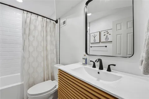 $250,000 | 5004 Baltimore Avenue, Unit 204, Kansas City, MO 64112