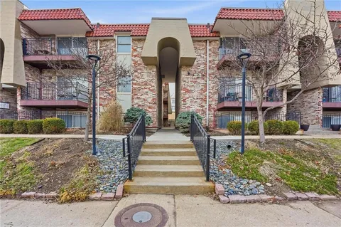 $260,000 | 5004 Baltimore Avenue, Unit 204, Kansas City, MO 64112