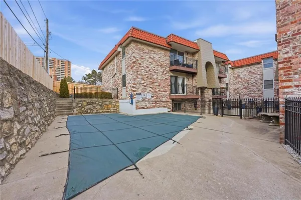 $250,000 | 5004 Baltimore Avenue, Unit 204, Kansas City, MO 64112