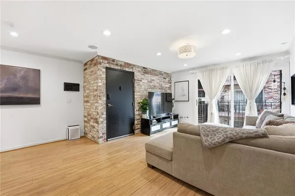 $250,000 | 5004 Baltimore Avenue, Unit 204, Kansas City, MO 64112