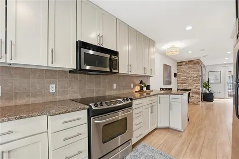 $260,000 | 5004 Baltimore Avenue, Unit 204, Kansas City, MO 64112