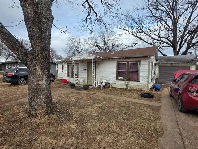 a view of a car park in front of house