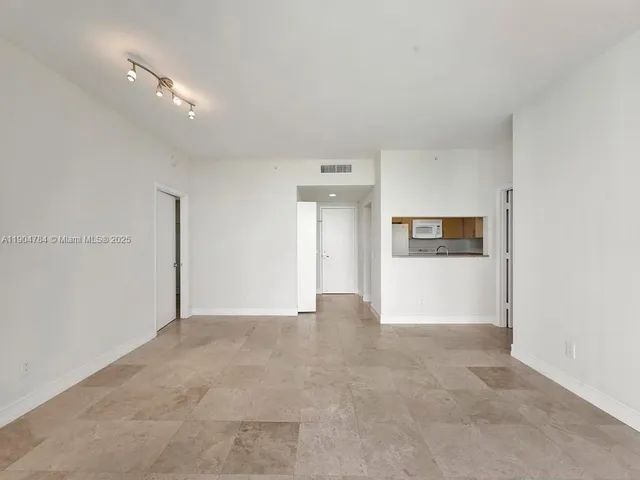 $4,000 | 2475 Brickell Avenue, Unit 2006, Miami, FL 33129