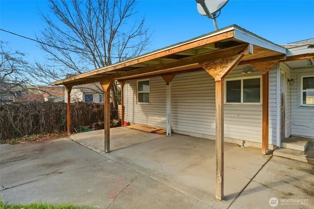 a backyard of a house with basket ball court