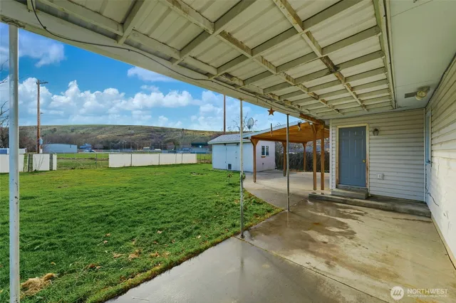 a view of a house with a backyard
