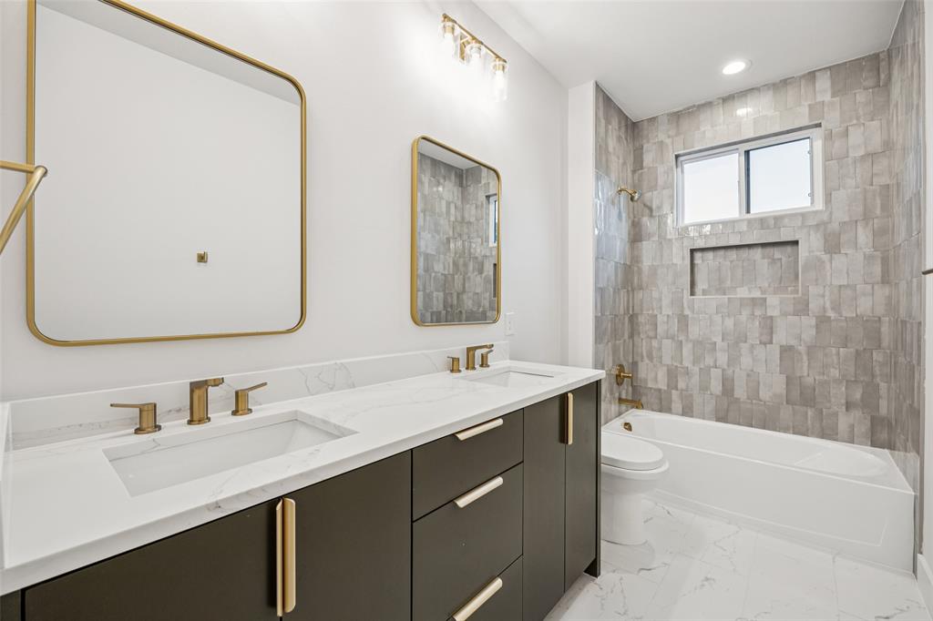 5633 East Side Avenue Dallas, TX 75214 - Photo 14 of 18 a bathroom with a double vanity sink mirror double and bathtub