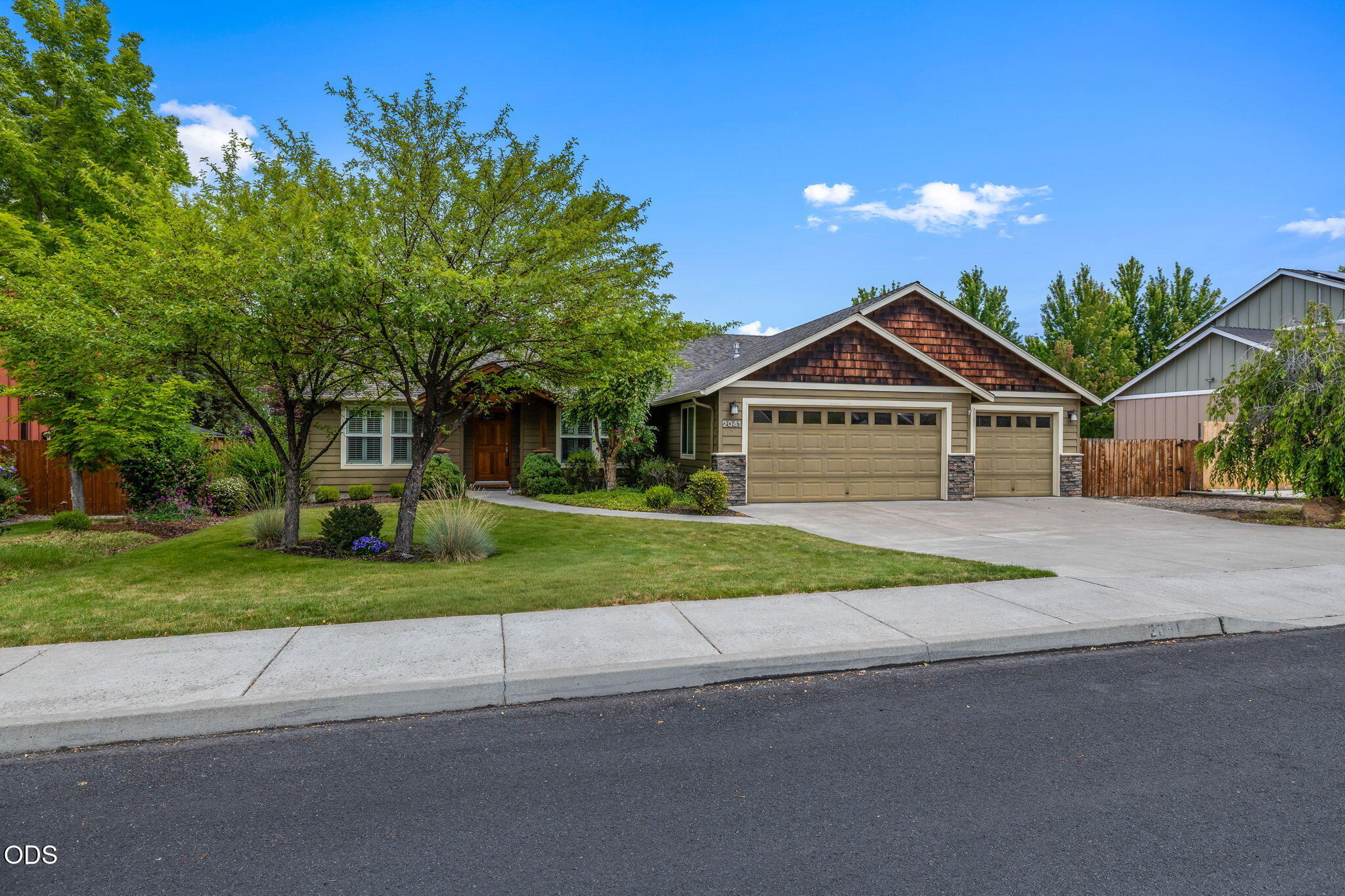 2041 Southwest Obsidian Avenue Redmond, OR 97756 - Photo 3 of 49