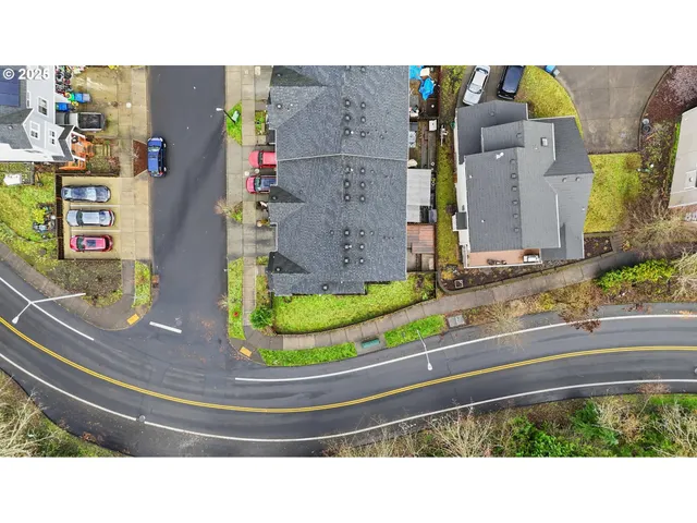 a black and white photo of a building