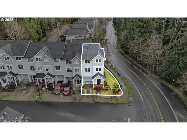 a view of a back yard