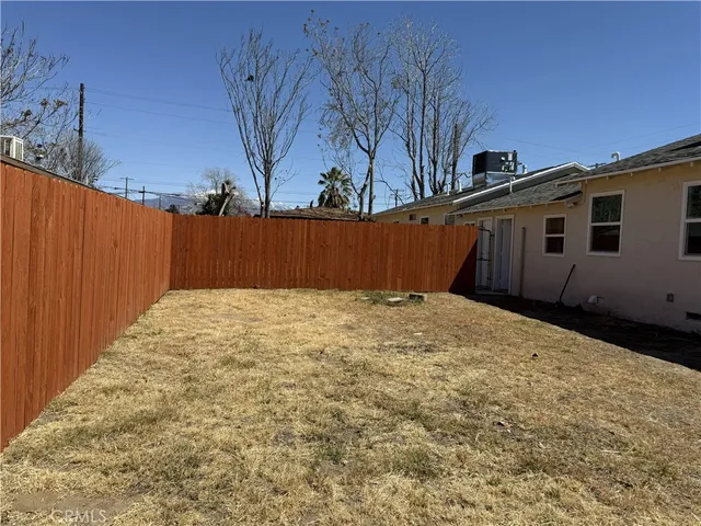 a view of a back yard
