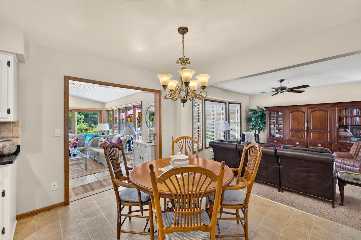 8419 110th Avenue Pleasant Prairie, WI 53158 - Photo 12 of 41 8419 Eat in area