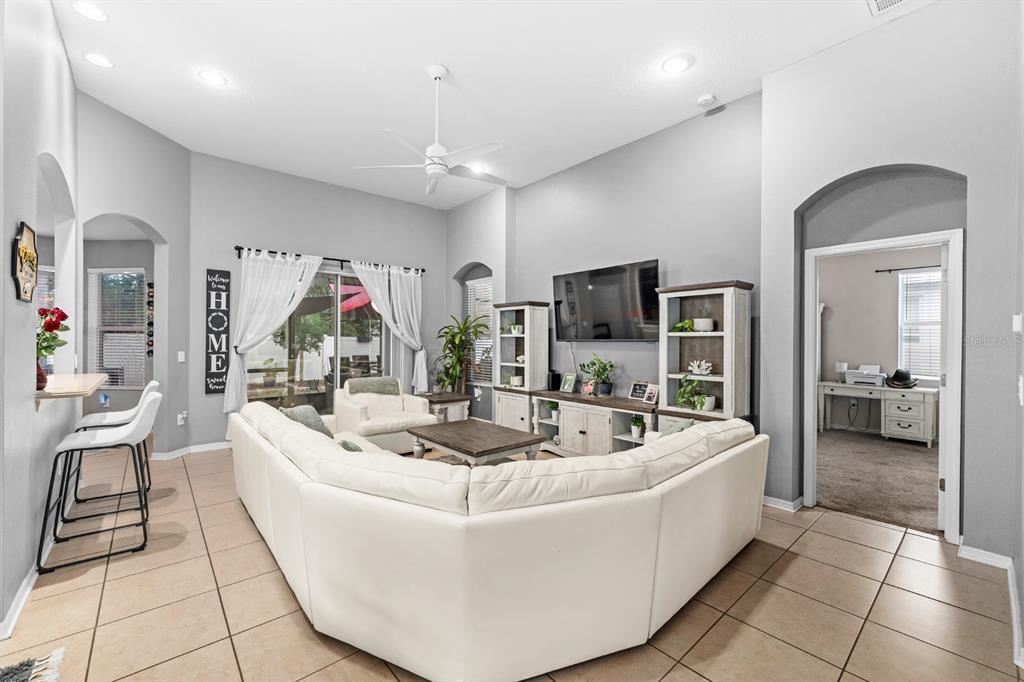 10207 Avelar Ridge Drive Riverview, FL 33578 - Photo 4 of 31