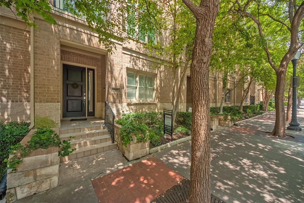 a view of a entrance gate of the house