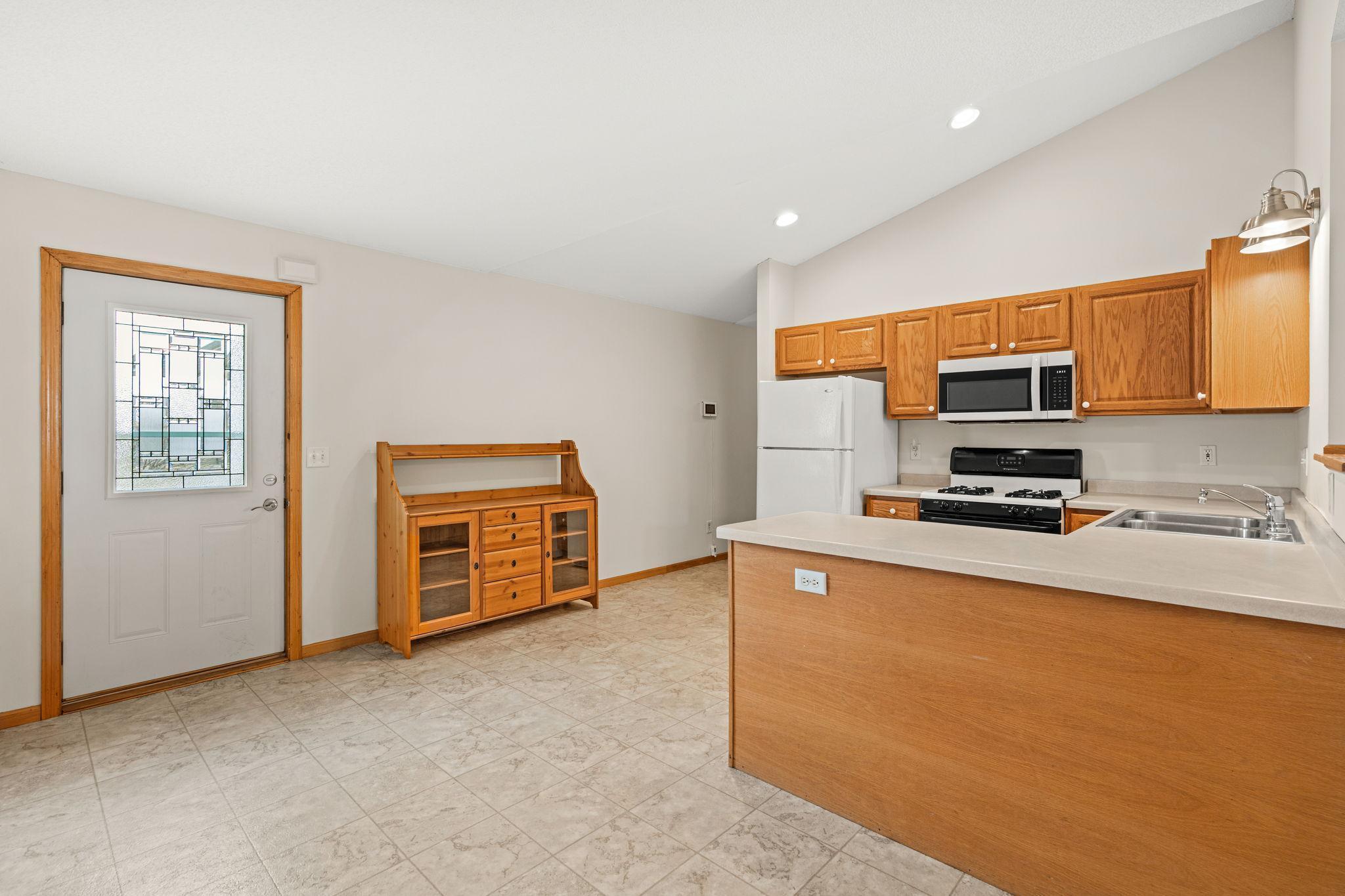 905 West Ridge Court New Richmond, WI 54017 - Photo 4 of 32