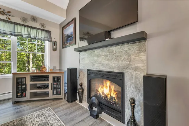 $689,500 | 302 Flanders Road, Henniker, NH 03242