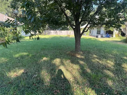 a big yard with lots of green space and fountain