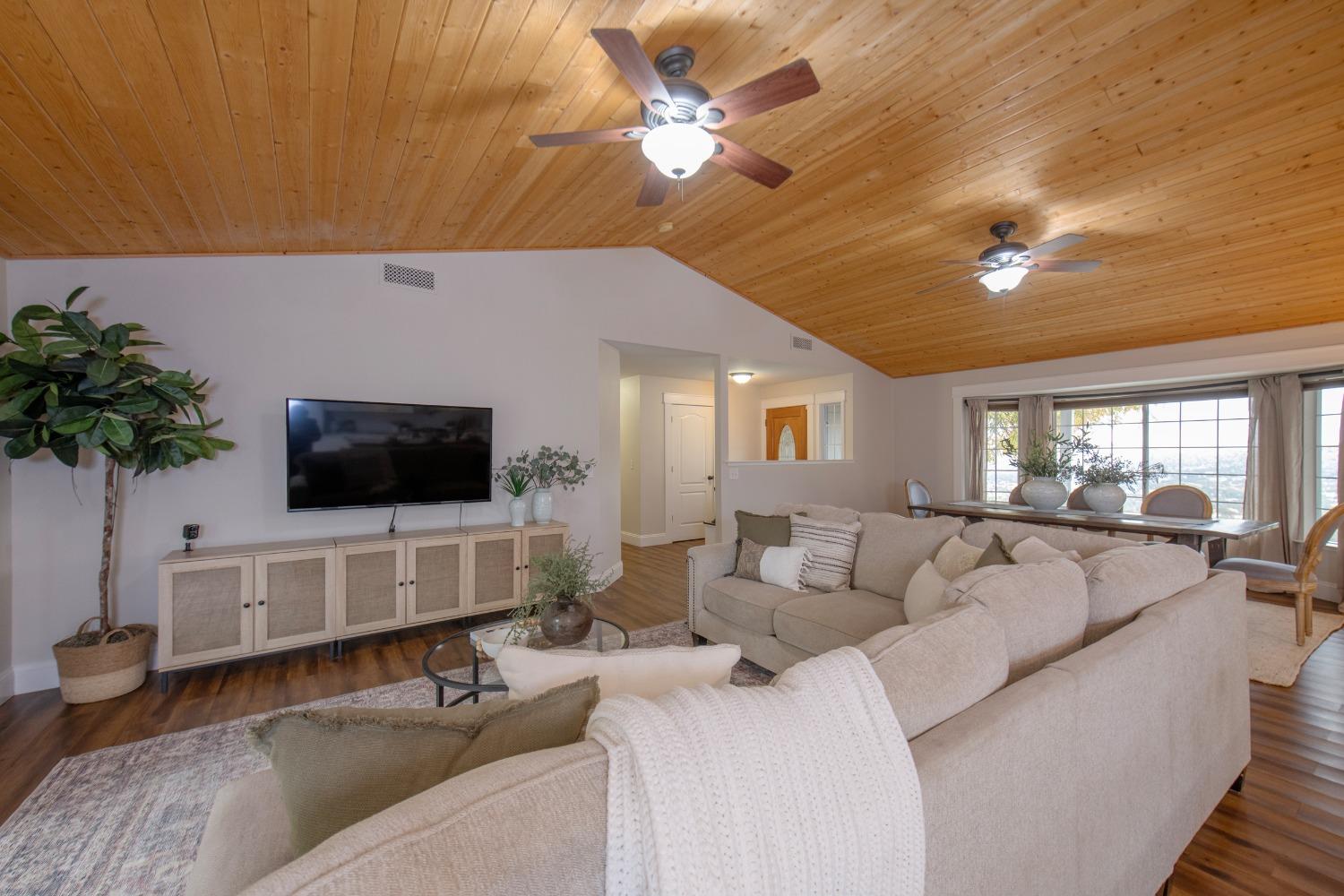 25390 White Thorne Road Clovis, CA 93619 - Photo 12 of 50 a living room with furniture and a flat screen tv