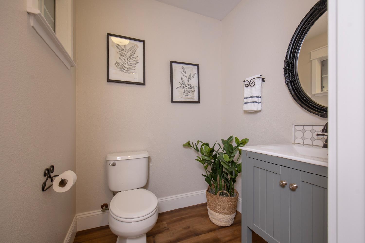 25390 White Thorne Road Clovis, CA 93619 - Photo 32 of 50 a bathroom with a toilet and a sink