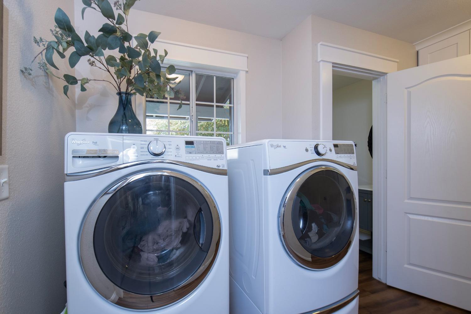 25390 White Thorne Road Clovis, CA 93619 - Photo 34 of 50 a view of washer and dryer in a utility room