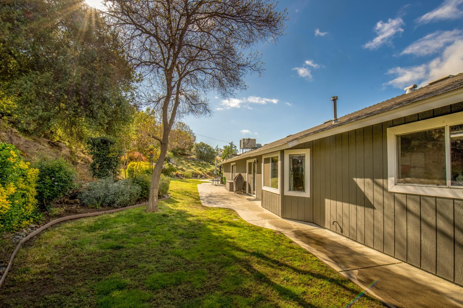 25390 White Thorne Road Clovis, CA 93619 - Photo 37 of 50 a view of a backyard