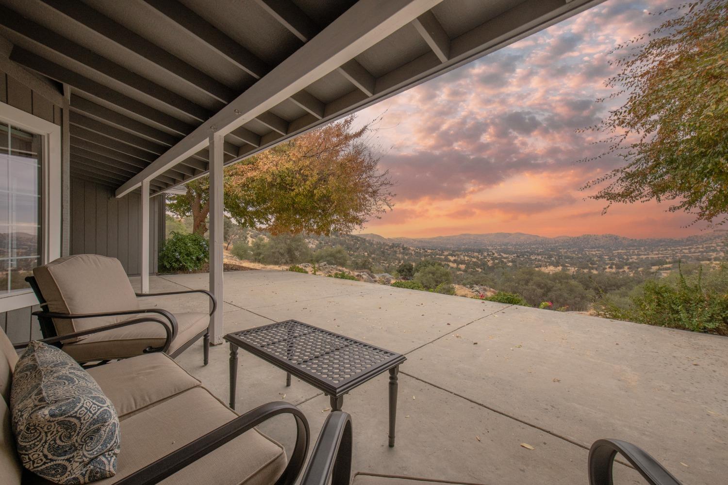 25390 White Thorne Road Clovis, CA 93619 - Photo 4 of 50 a view of sitting space in middle of furniture