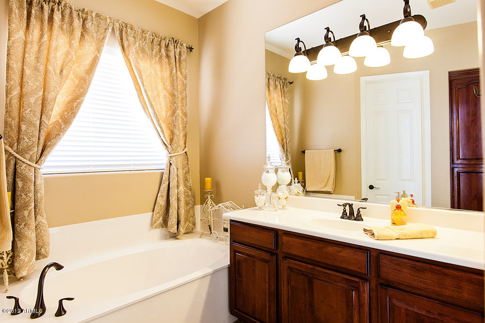 5240 East Hashknife Road Phoenix, AZ 85054 - Photo 15 of 32 Master Bath 1