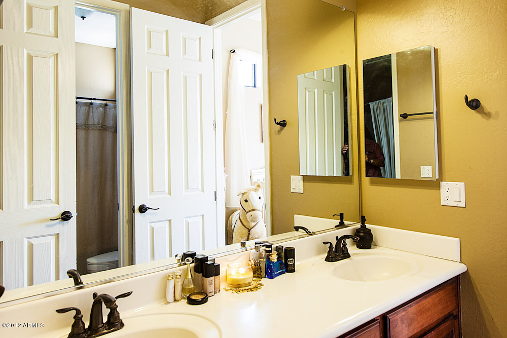 5240 East Hashknife Road Phoenix, AZ 85054 - Photo 20 of 32 Jack and Jill Bathroom