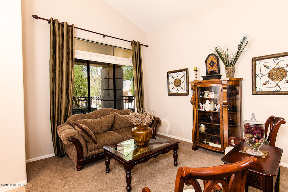 5240 East Hashknife Road Phoenix, AZ 85054 - Photo 4 of 32 Living Room