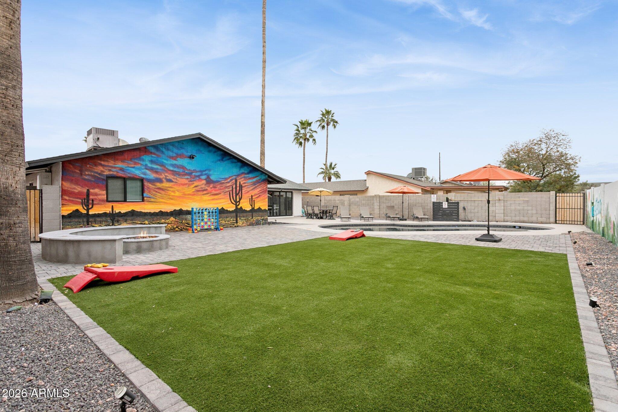 8725 East Osborn Road Scottsdale, AZ 85251 - Photo 5 of 33 a front view of a house with garden