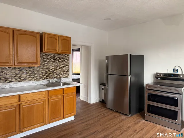 $2,200 | 502 Edgewood Street, Hartford, CT 06112