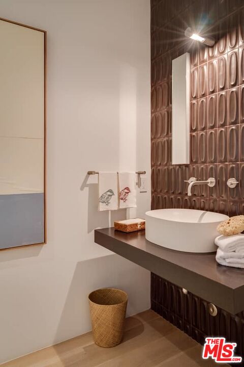 1888 Mango Way Los Angeles, CA 90049 - Photo 26 of 44 a bathroom with a bathtub and a sink