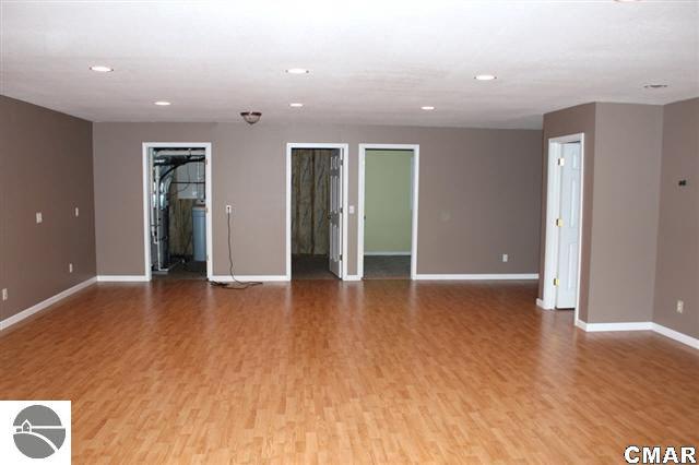 2185 East Battle Road Clare, MI 48617 - Photo 11 of 20 1771925-10.JPG