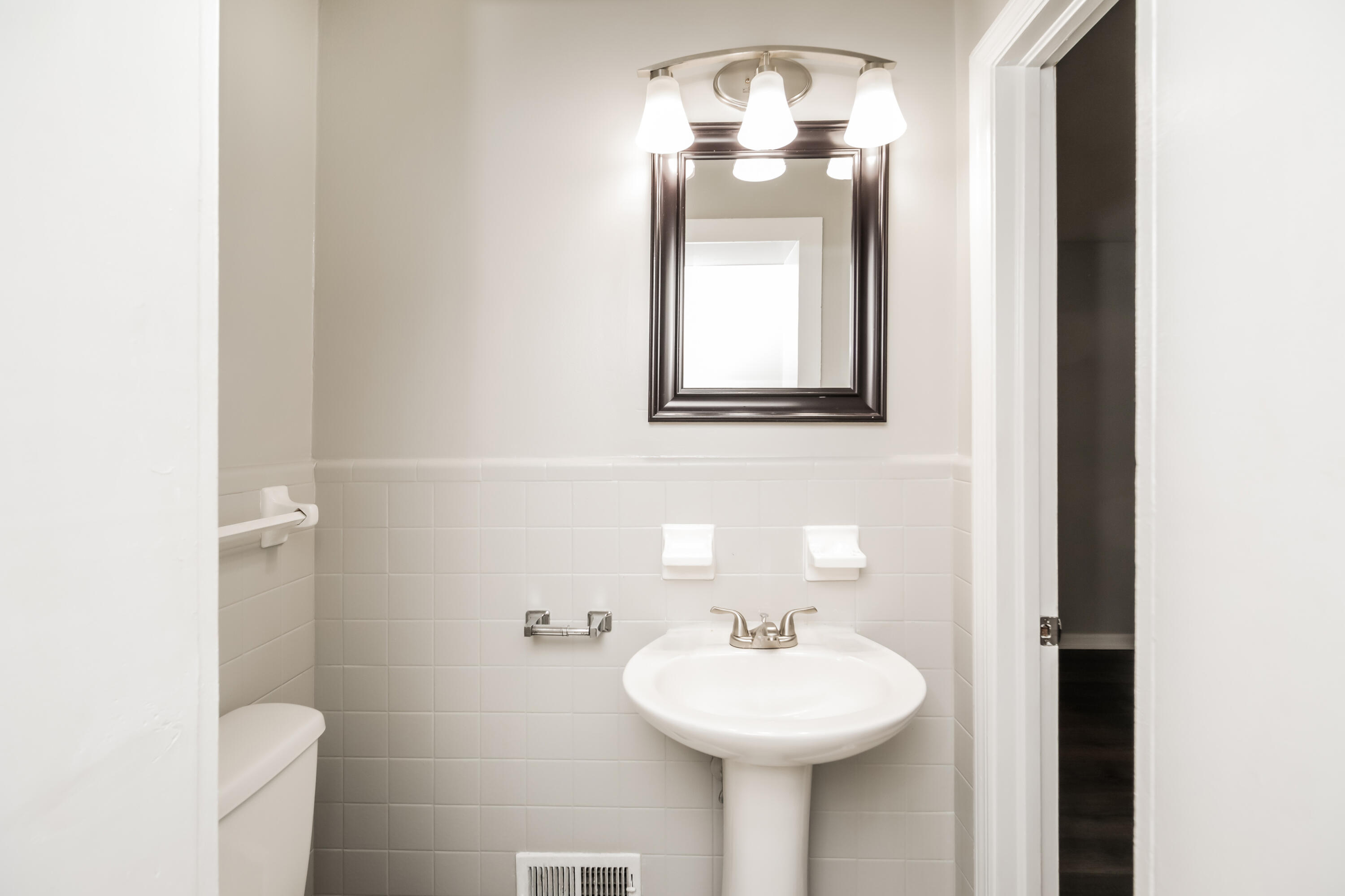 510 Golf Road Summerville, SC 29483 - Photo 8 of 15 007-photo-main-bathroom-14669541