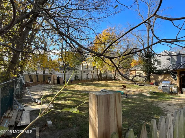 a view of a yard with street