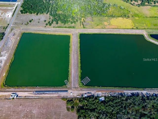 a view of a back yard
