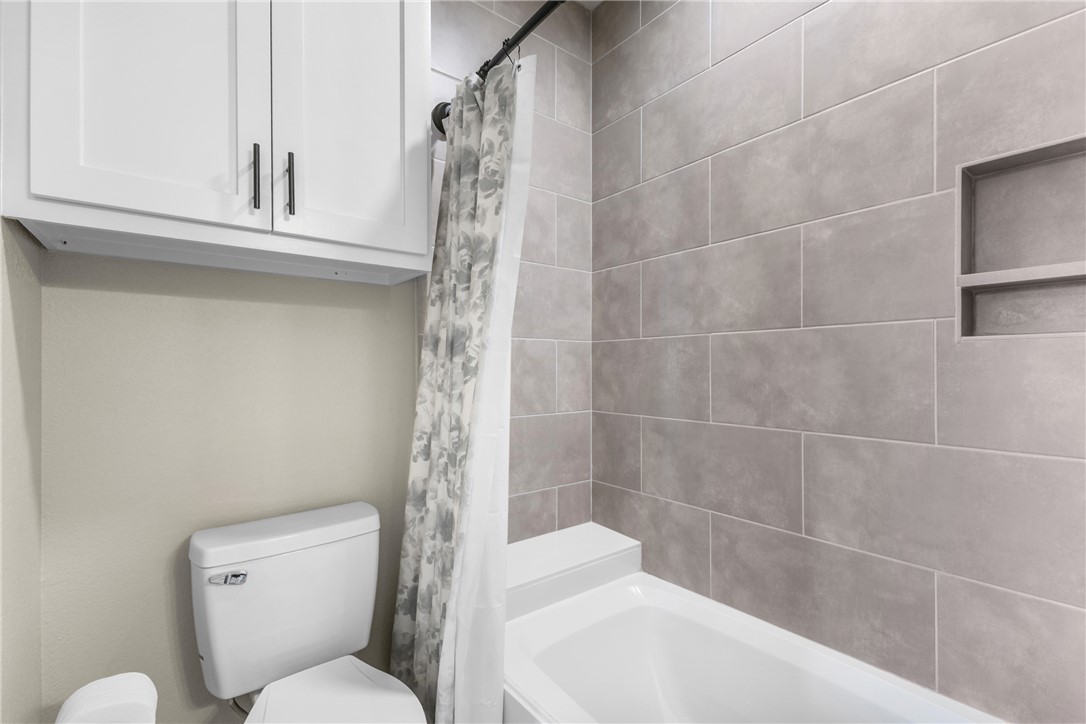 10356 Whiskey River Road Bryan, TX 77808 - Photo 27 of 39 a bathroom with a toilet and a bathtub