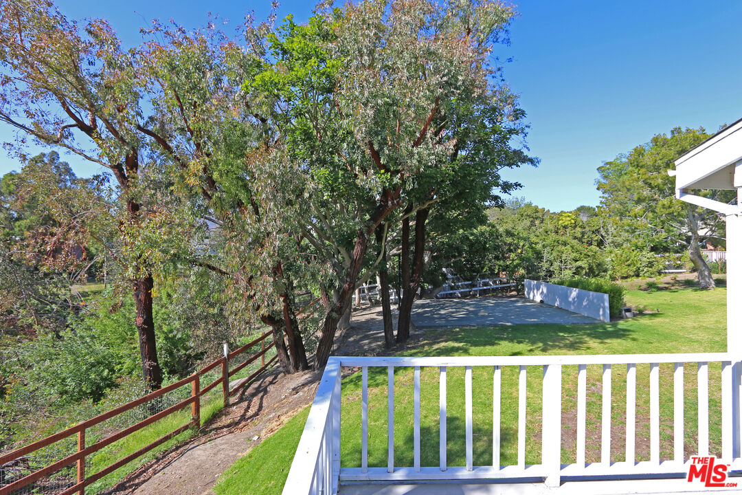 6557 Wandermere Road, Unit GH Malibu, CA 90265 - Photo 8 of 17 a view of small yard with green space