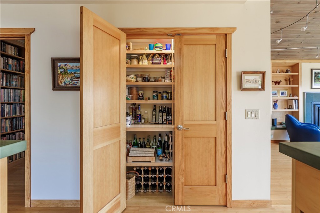 10 11th Street Cayucos, CA 93430 - Photo 13 of 33 a view of a livingroom with shelves